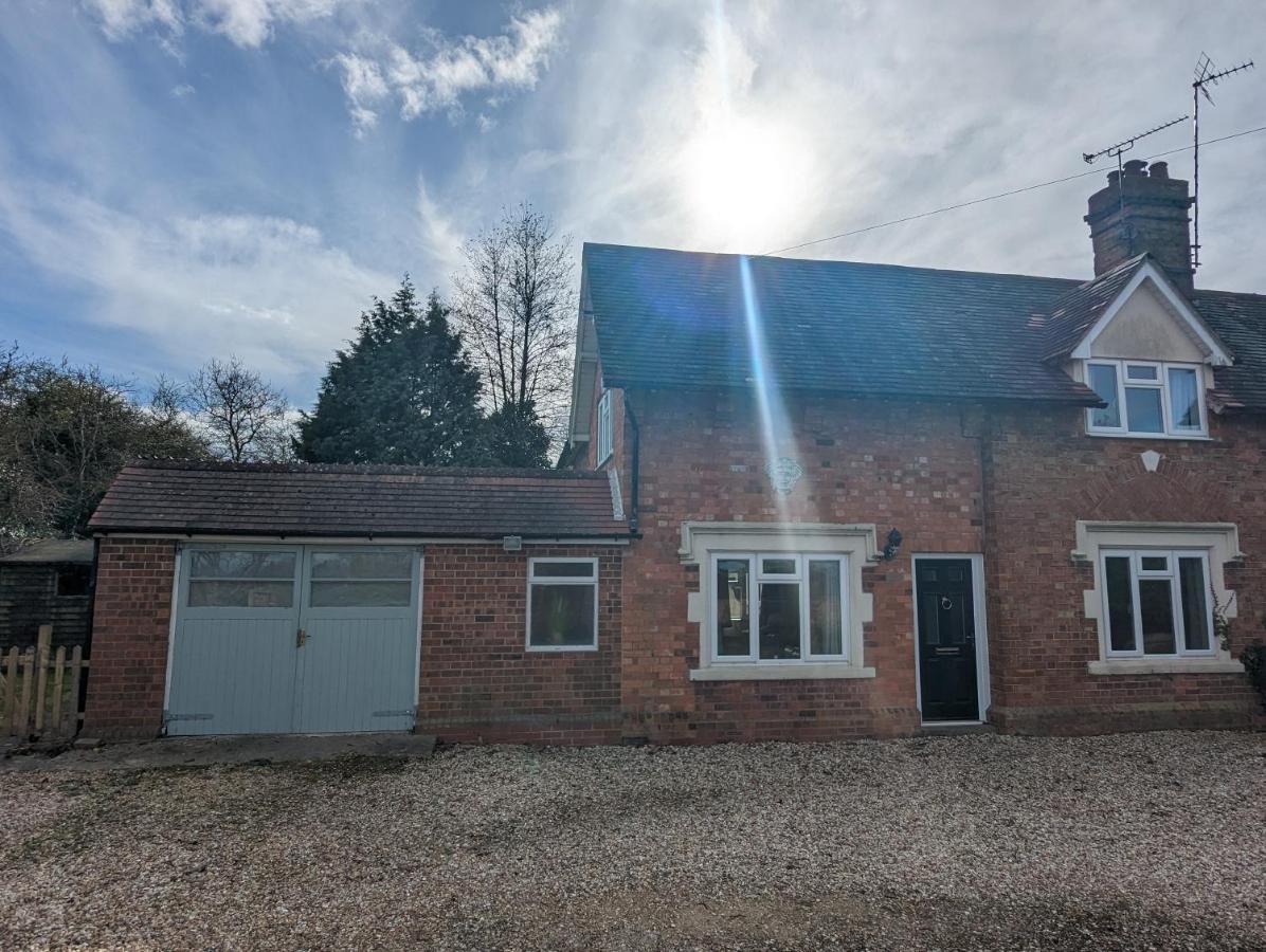 Wheelbarrow Cottage Bengeworth Exterior foto