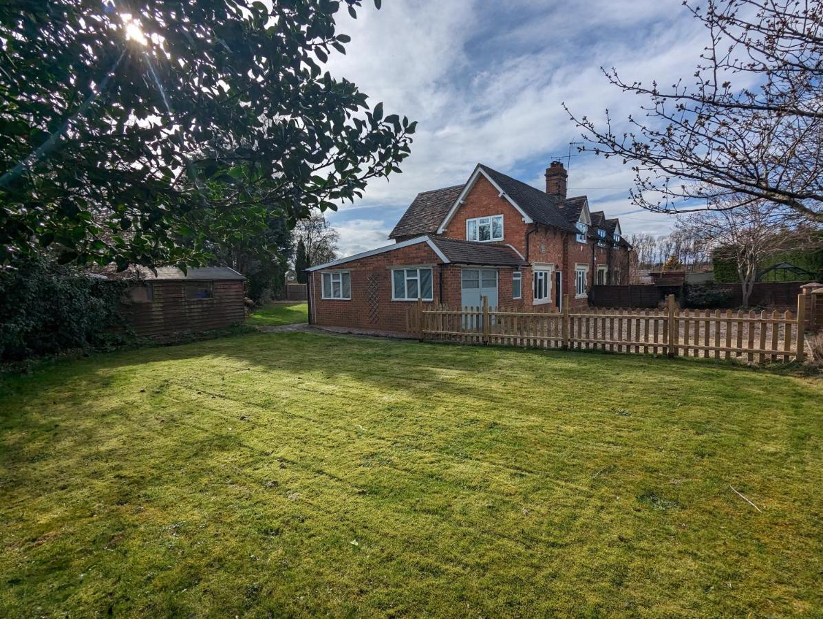 Wheelbarrow Cottage Bengeworth Exterior foto