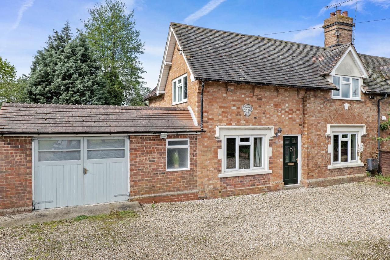 Wheelbarrow Cottage Bengeworth Exterior foto